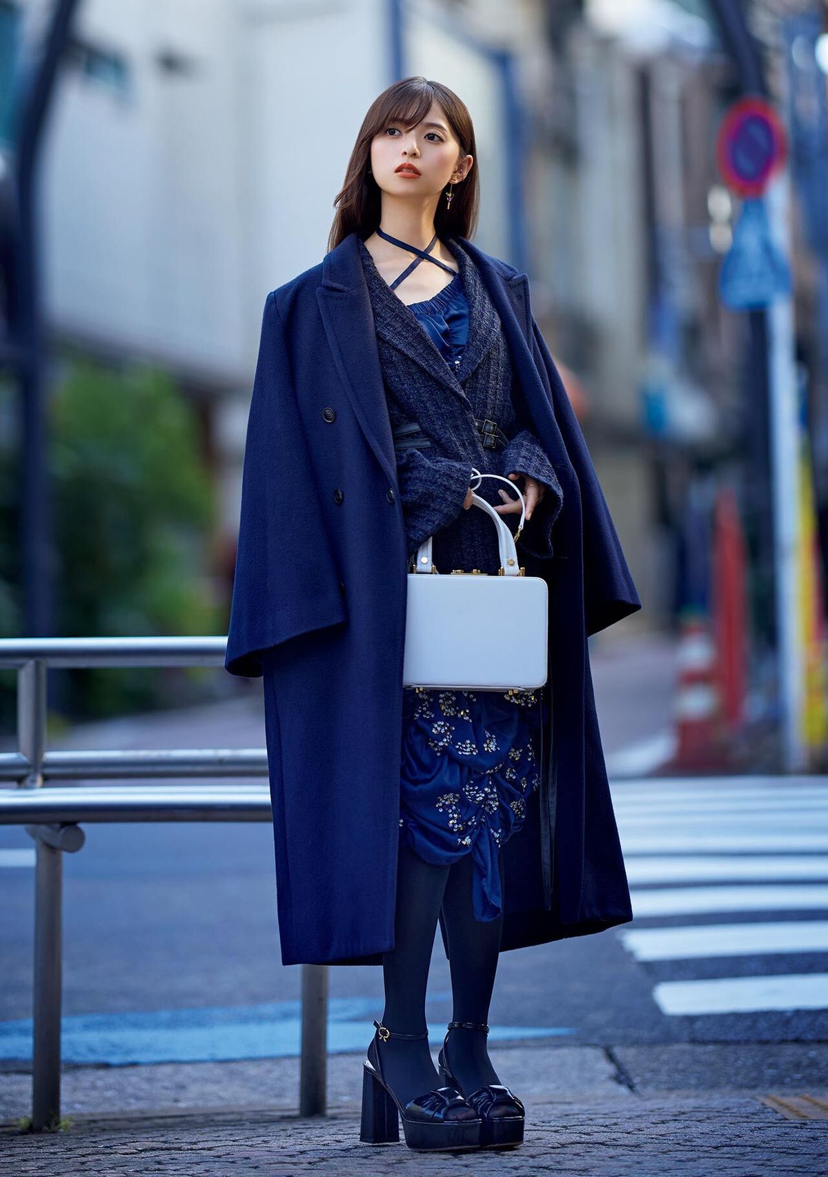 黒ではなく、あえてネイビーの異素材の重ね着で魅せる齋藤飛鳥の上質な