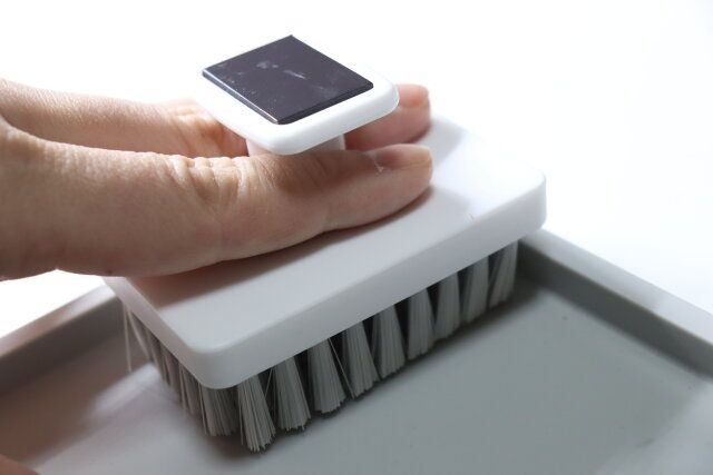 磁石で引っ付くお風呂のスクエアブラシ（ソフトタイプ） 隅の掃除