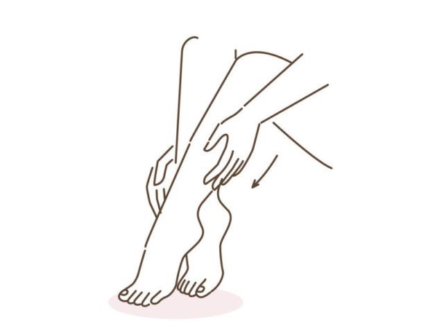 ふくらはぎをマッサージする