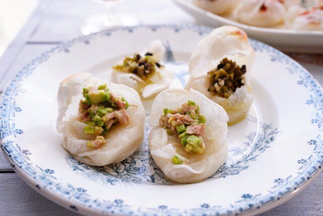 アレンジ アボカド ツナ バーニャカウダソースを混ぜお餅に乗せる