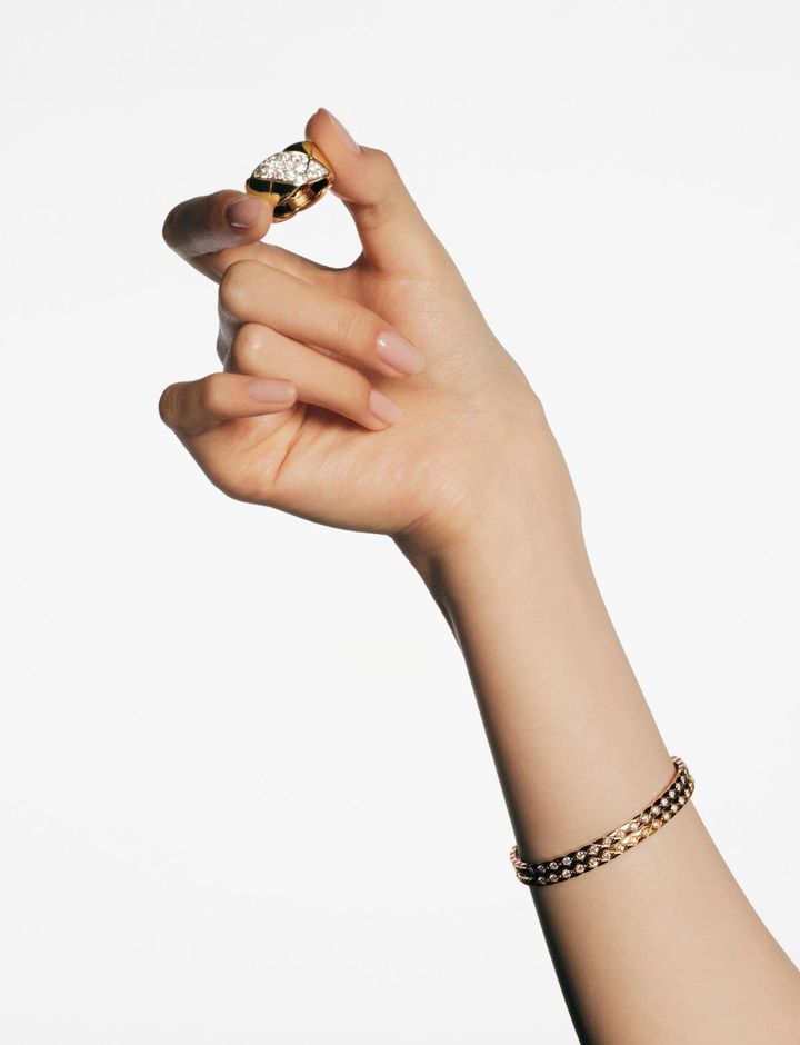 「ココ クラッシュ」リング ラージ（ベージュゴールド×ダイヤモンド）￥1,991,000 ブレスレット（ベージュゴールド×ダイヤモンド）各￥2,321,000