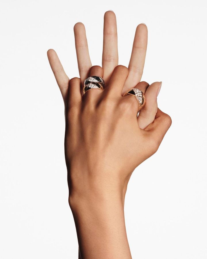 「ココ クラッシュ」リング ミディアム（WG×ダイヤモンド）￥929,500 （YG×ダイヤモンド）¥869,000 （ベージュゴールド×ダイヤモンド）￥885,500