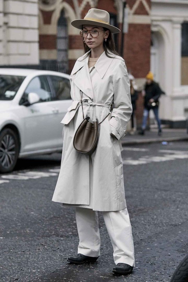 画像: 小物が活きるニュアンスカラーコーデ