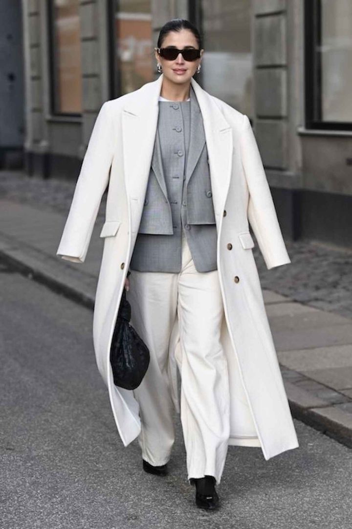 画像: 白メインの着こなしにグレーを足せばスタイリッシュ