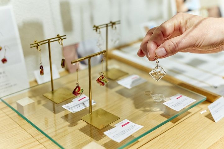 「トバリ」ネックレス7700円、ピアス・イヤリング各8800円、「パヴェ」ピアス・イヤリング各7480円