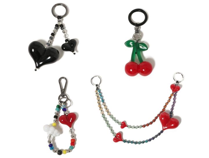 画像: （左上）Midnight Love ビーズ ショーティ バッグチャーム￥15,950・（右上）チェリードロップバッグチャーム￥14,080・（右下）ビッグ チャクラ エネルギー バッグチャーム￥44,000・（左下）Love In The Clouds ビーズキーホルダー￥8,580（〈String Ting〉ESTNATION） www.estnation.co.jp