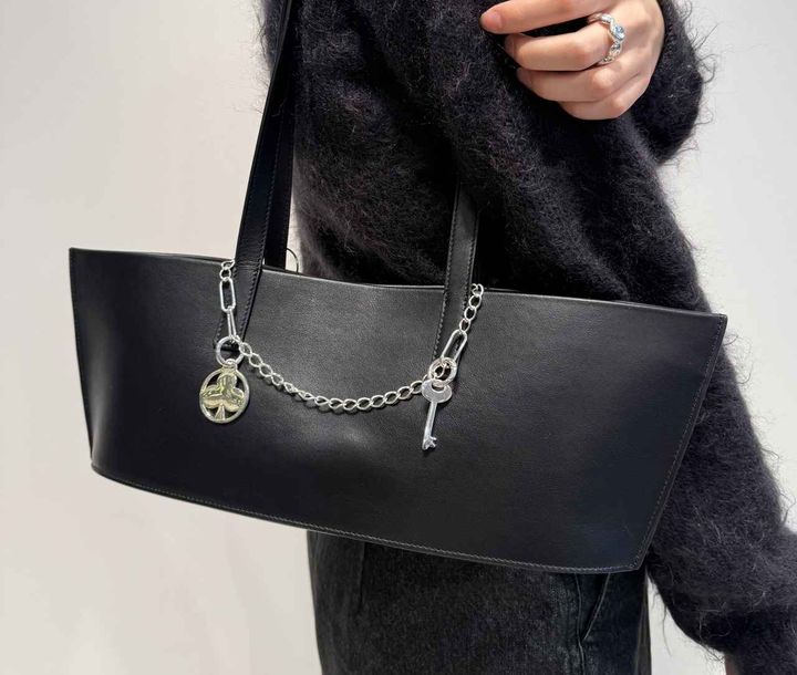 画像: バッグチェーン＆ネックレス￥57,200・（左）クローバーペンダントトップ￥39,600・（右）Key ペンダントトップ￥35,200（〈BLANC IRIS〉ESTNATION)、バッグ￥99,000（〈WITH GOOD SHOES〉ESTNATION)) www.estnation.co.jp