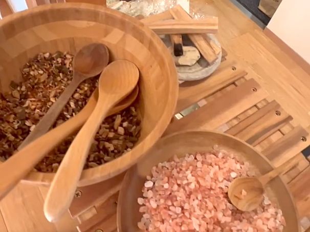 特別に配合された漢方やスパイス岩塩