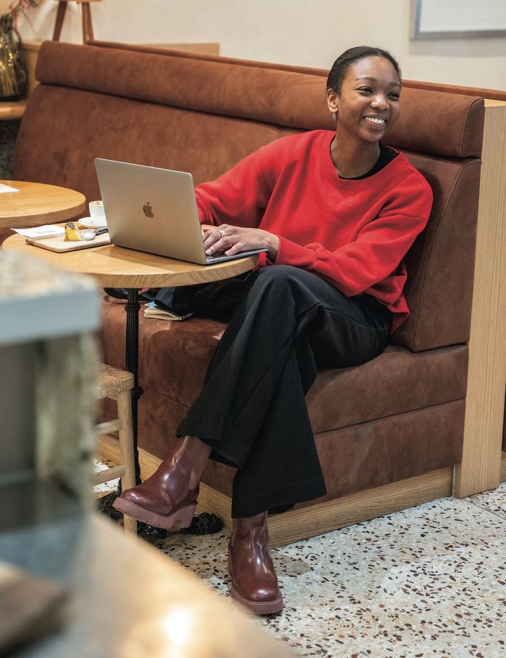 大好きな色を取り入れて、自分らしい着こなしに【パリジェンヌの一週間コーデ】