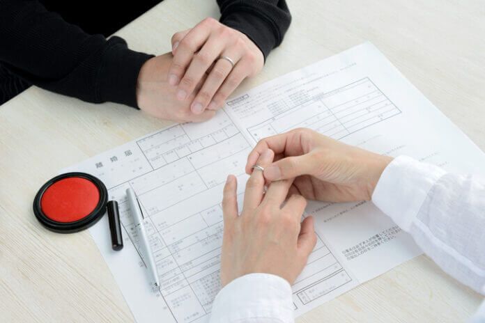 浮気のニオイがプンプンする… 夫婦で異性の影を感じる瞬間4選