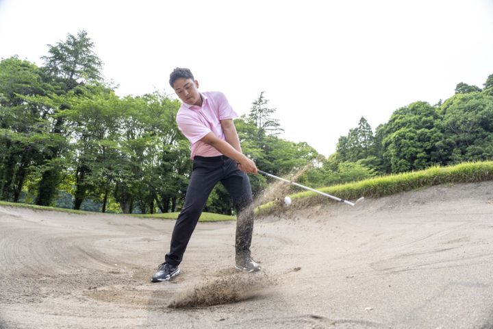 バンカーから１発脱出するコツ！「ヘッドのリリースを…」とプロが解説