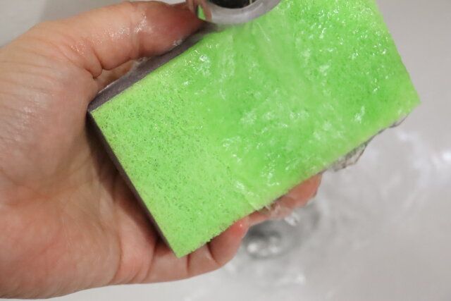 セリアの凄腕 壁紙汚れ落としスポンジの使い方