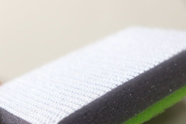 セリアの凄腕 壁紙汚れ落としスポンジのブラシ面