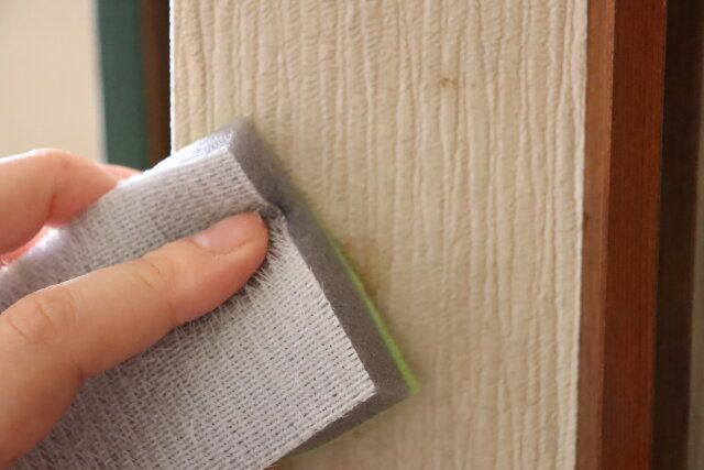 セリアの凄腕 壁紙汚れ落としスポンジで掃除する様子