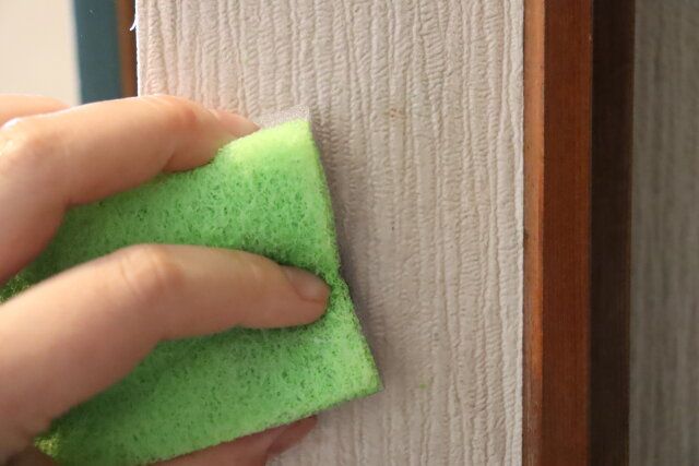 セリアの凄腕 壁紙汚れ落としスポンジで掃除する様子2