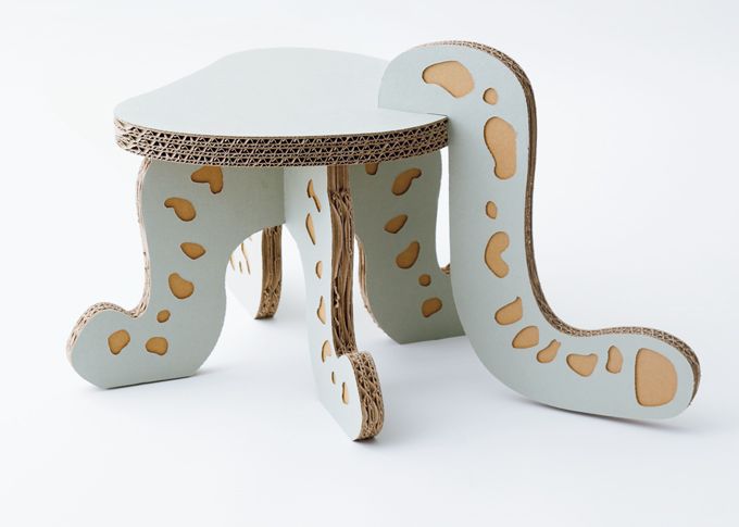 リサイクルもできるエコな段ボール製の「子ども用スツール」。かわいい！ 座ると尻尾が!?【こどモノ2月号】の画像1