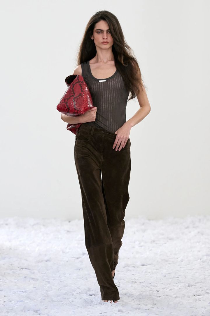 16アーリントン 2025年春夏コレクションより。