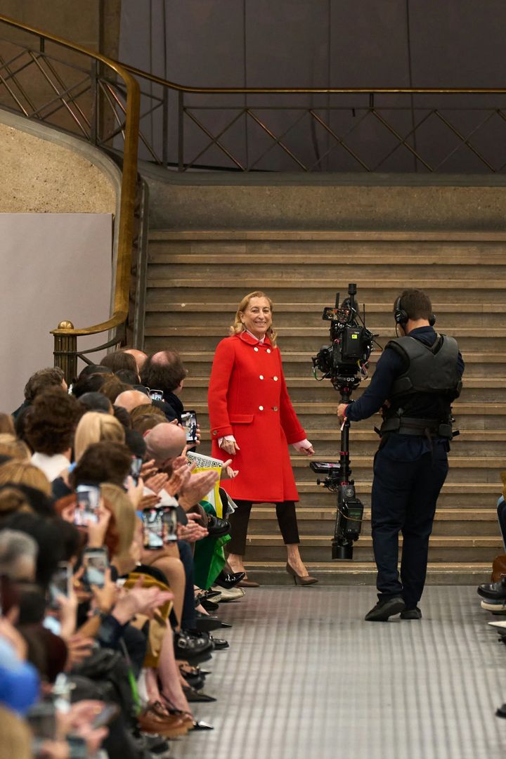 ミュウミュウ 2025年春夏ショーのフィナーレでのミウッチャ・プラダ。