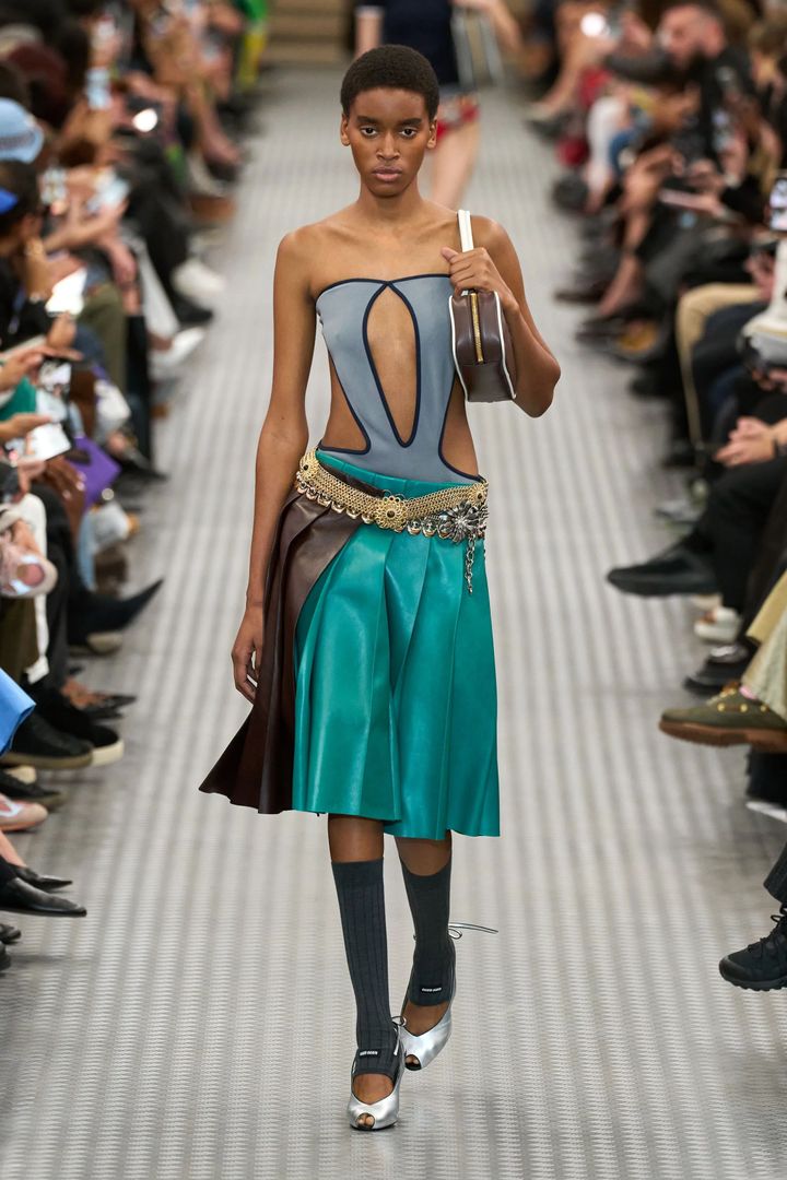 ミュウミュウ 2025年春夏コレクションより。