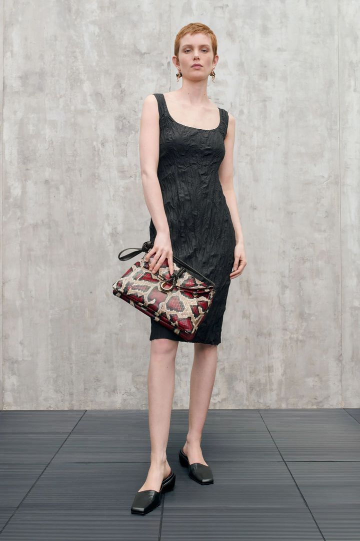 ボッテガ・ヴェネタ 2025年リゾートコレクションより。