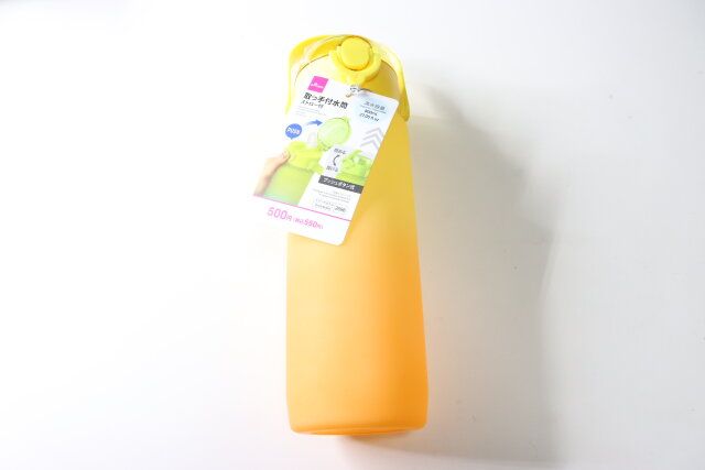 ダイソーのストロー付き取っ手付水筒（800mL）のパッケージ