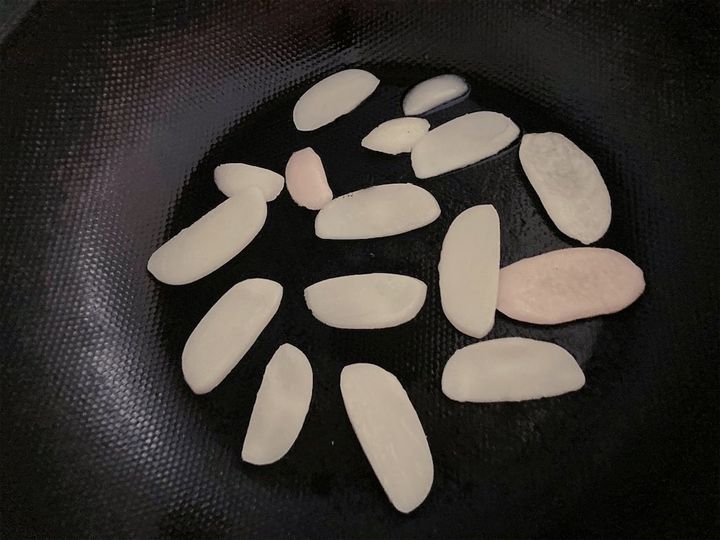 フライパンに並べた餅