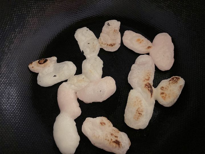 片面を焼いた餅