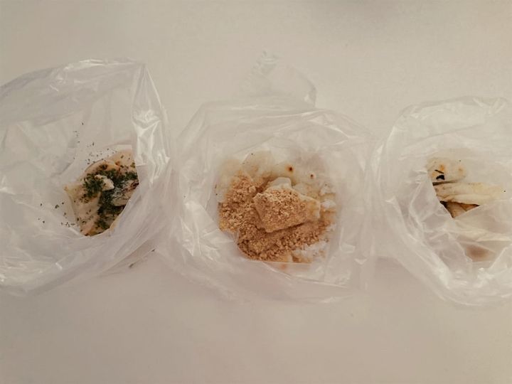 餅にトッピングを合わせているところ