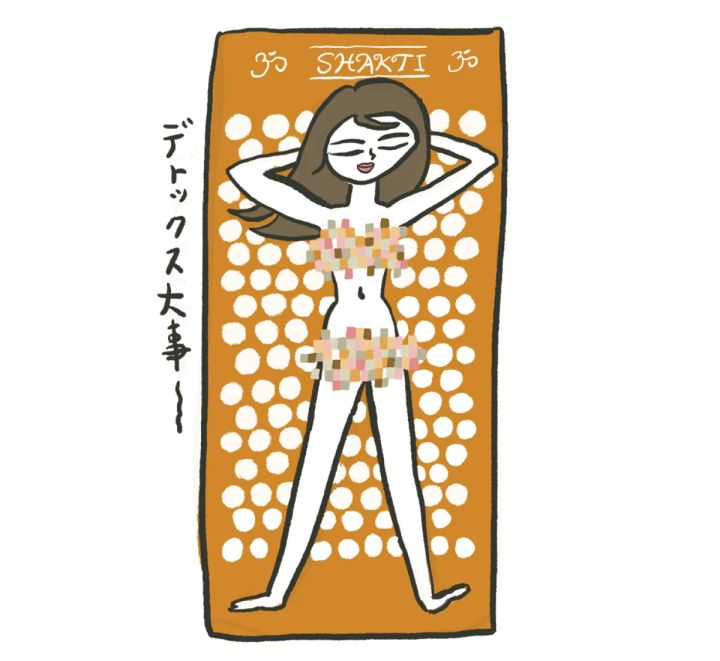 美容家・大野真理子さんは、就寝前にシャクティマットに横たわり15分瞑想