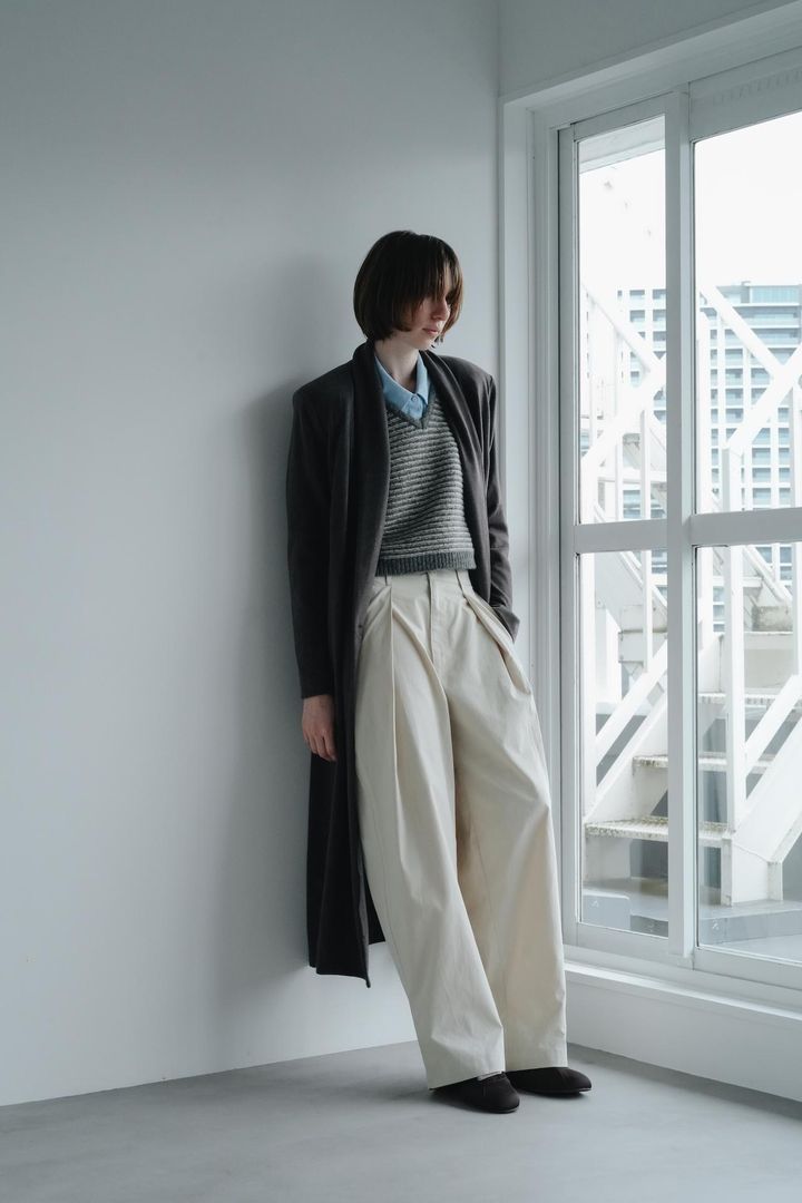 画像: コート￥23,000 クロップドシャツ￥7,800 タンクトップ￥7,800 チノパンツ￥10,000 ローファー￥13,400（すべて税込） 出典：Studio Doe