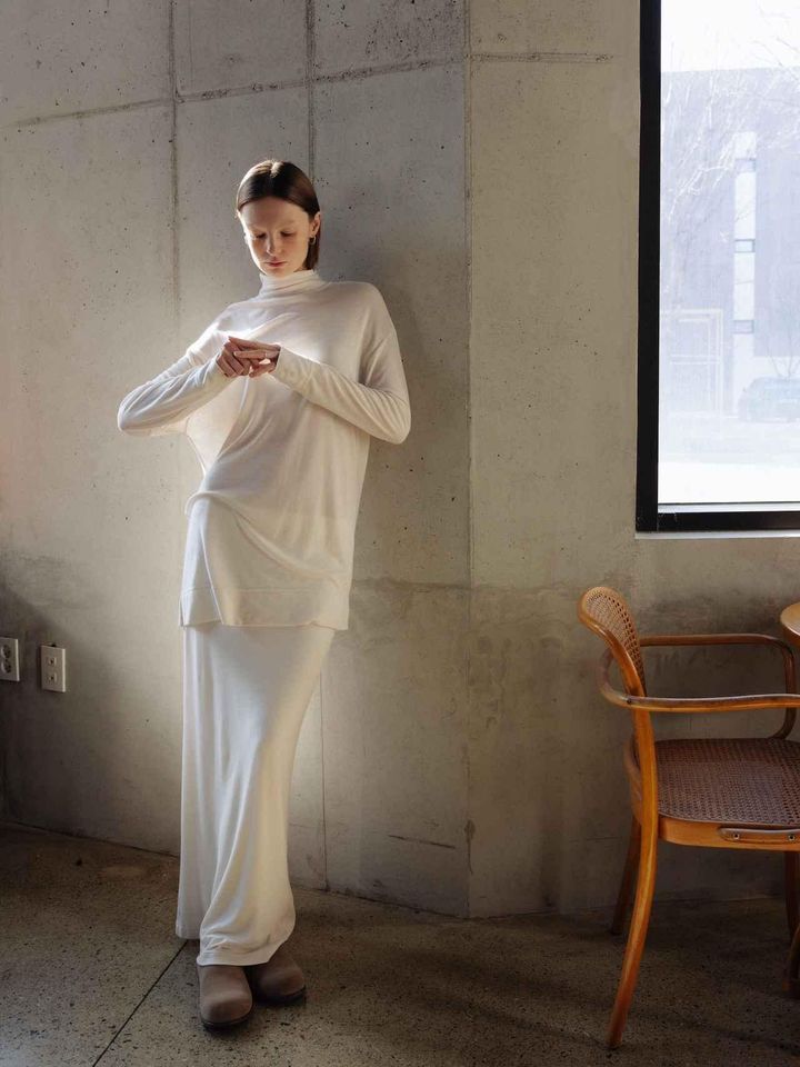 画像: プレミアムテンセルウールロングニット￥8,170 プレミアムテンセルウールニットスカート￥8,600 シューズ￥13,000（すべて税込） 出典：Studio Doe