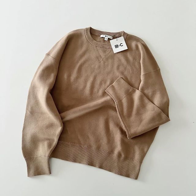 ベージュのスムースコットンクルーネックセーター