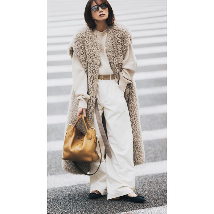 オール白コーデはボアのロングジレで洒落見え必至