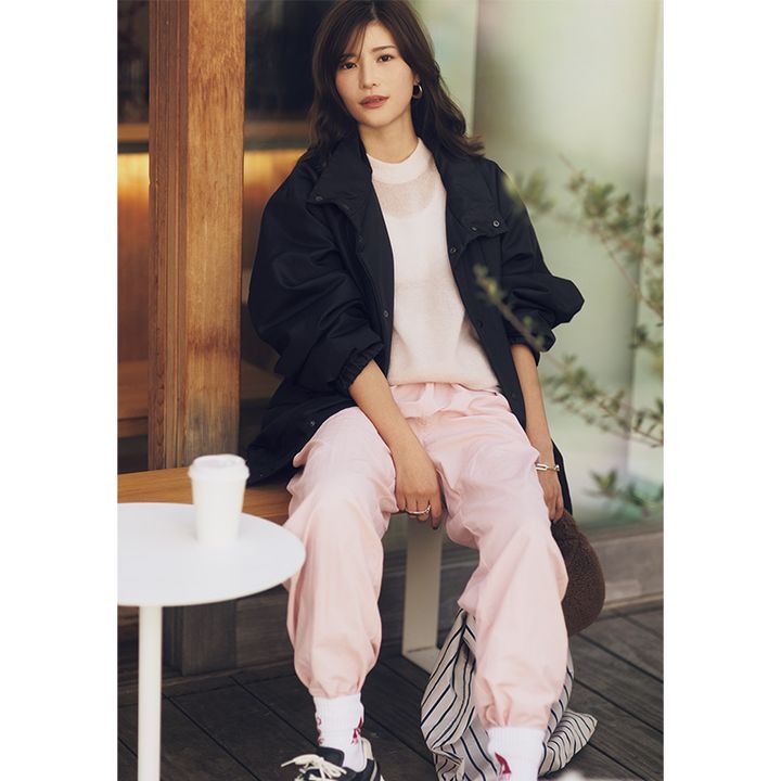 オールピンクコーデにはATONのコーチジャケットでハンサム要素をプラス