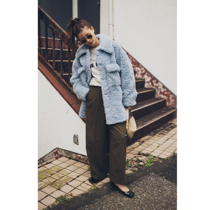 淡いブルーのボアアウターはGジャン感覚でコーデに取り入やすい