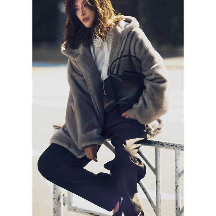 黒パンツと甘ブラウスの鉄板コーデもファージャケットでオシャレに更新