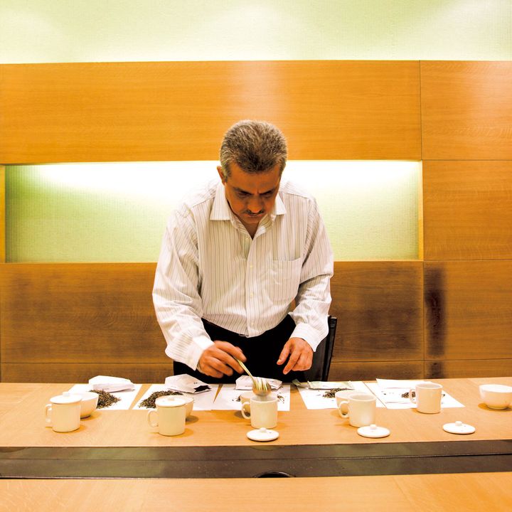 紅茶のテイスティングをするクリシャン・カティヤル