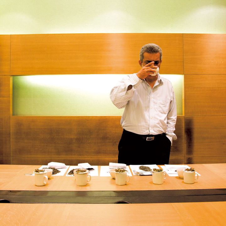 紅茶のテイスティングをするクリシャン・カティヤル