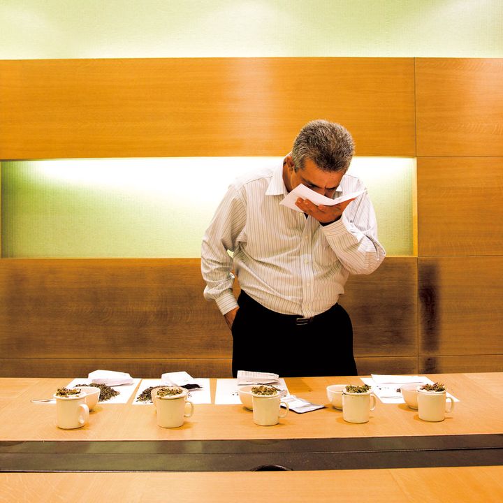 紅茶のテイスティングをするクリシャン・カティヤル