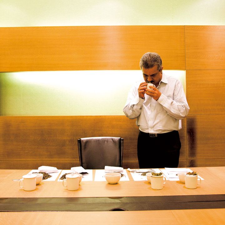 紅茶のテイスティングをするクリシャン・カティヤル