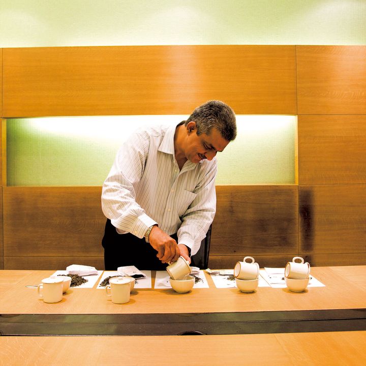 紅茶のテイスティングをするクリシャン・カティヤル