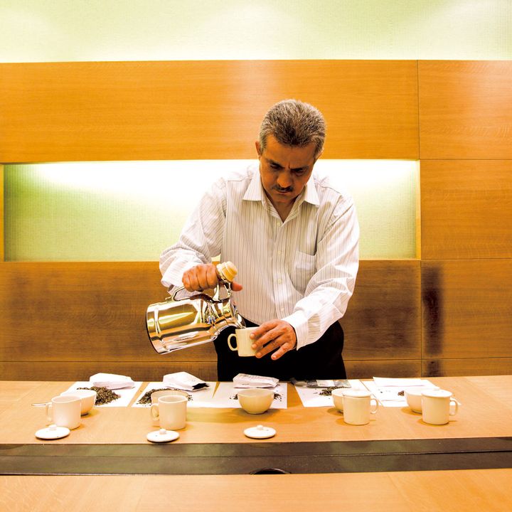 紅茶のテイスティングをするクリシャン・カティヤル