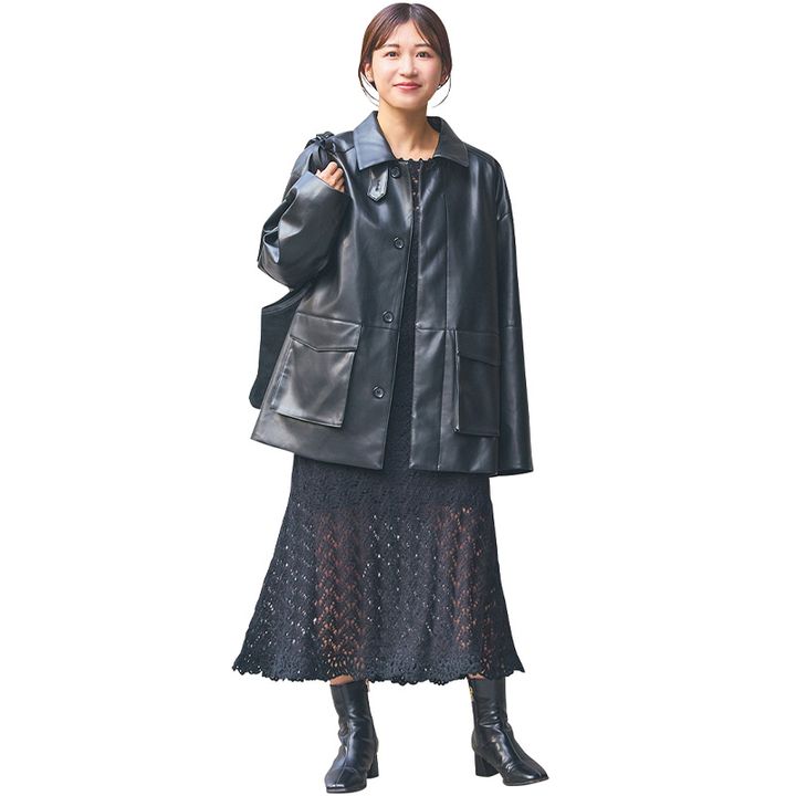 総編みの黒ワンピースにミースロエの黒のエコレザーブルゾンを羽織ったVERYライターの私服コーデ