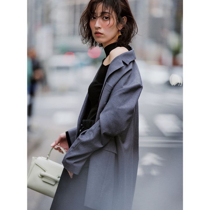 ジャケットからチラ見えする肌が女っぽさを引き立てるコーデ