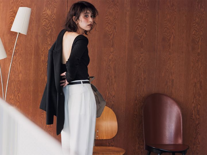 背中あきのトップスもジャケットを羽織ればお仕事コーデに有効