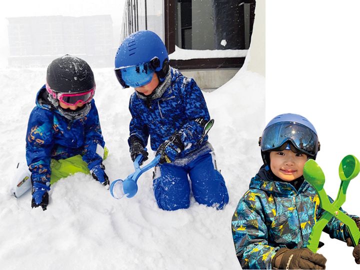 スキーウェアを着て雪遊びする子どもたち