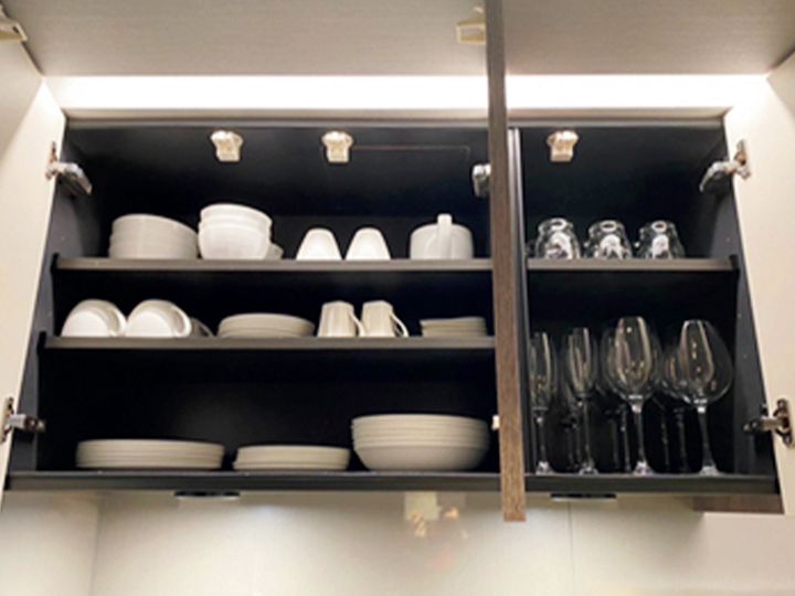 コンドミニアムに用意されたキッチン用品や食器