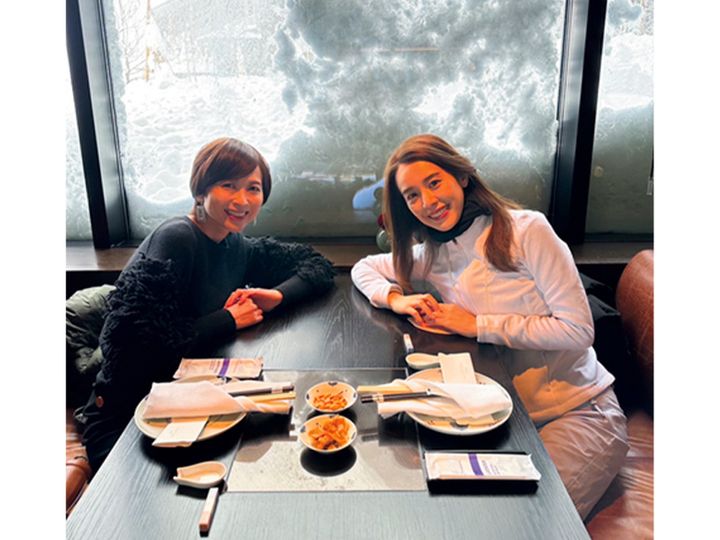 ホテルでランチする女性2人