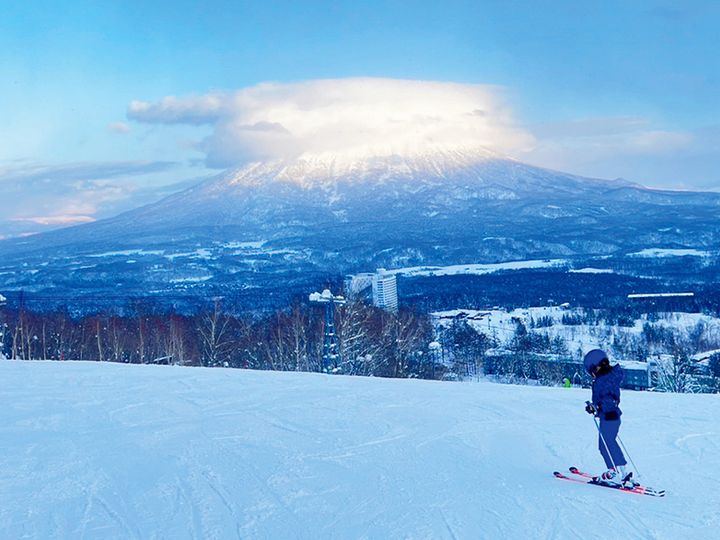 ニセコスキー場でスキーする子ども