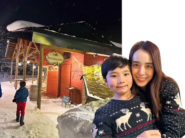 お揃いのポロのニットを着て微笑む親子